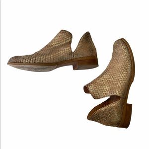 Sundance Metallic Gold cutaway ankle boots. Sz. 10